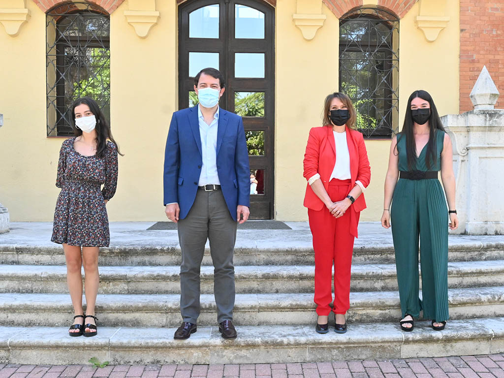 Presidente y mejores alumnas de Segovia