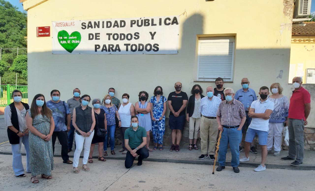Representantes ayuntamientos frente a urgencias de Boceguillas nordeste sanidad