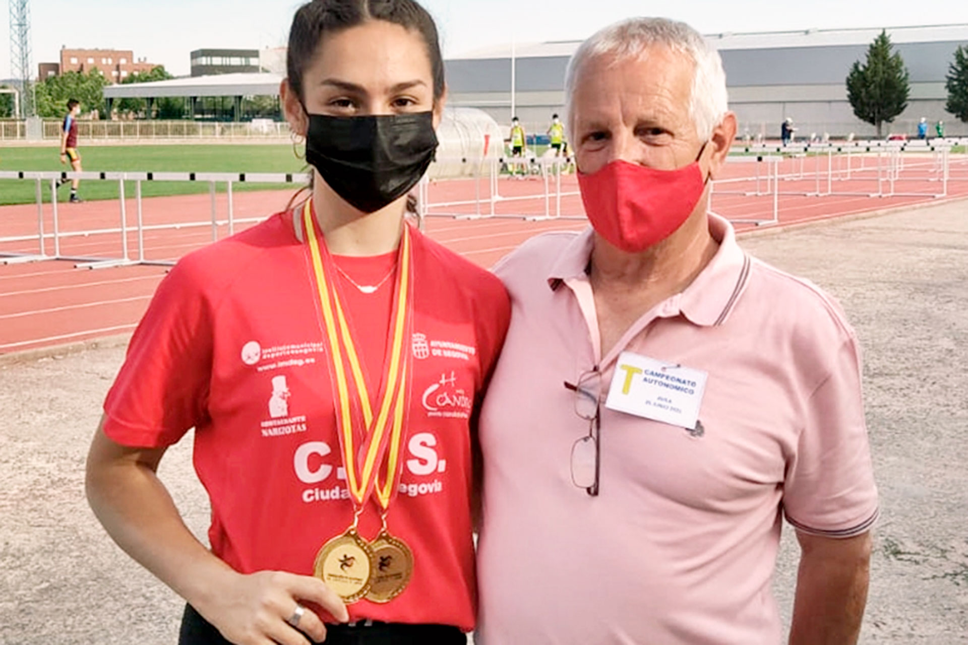 Ángela Peñas y su entrenador con las dos medallas de oro. / C.A.S.
