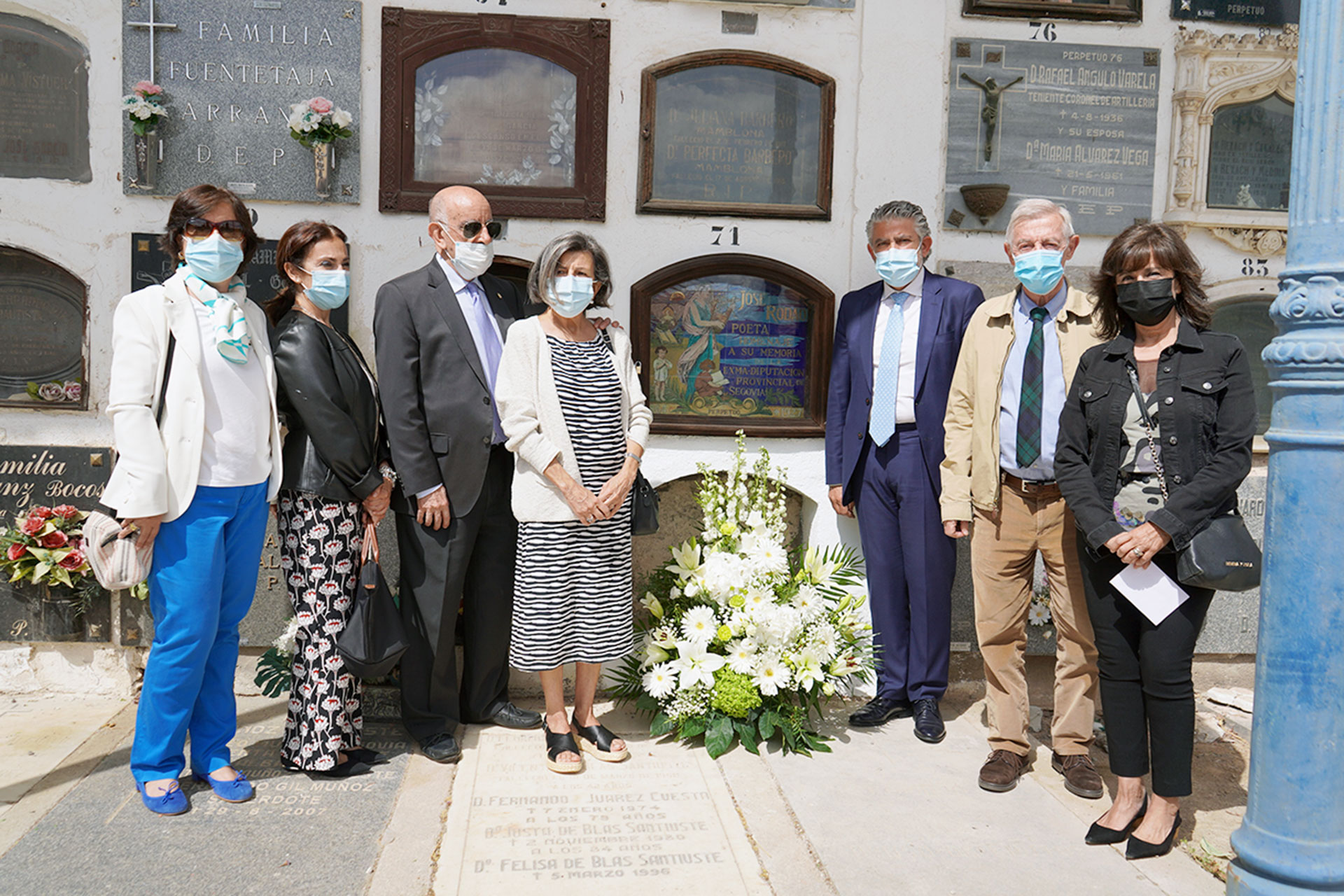 Los nietos del autor realizaron una ofrenda floral como recuerdo. / EL ADELANTADO