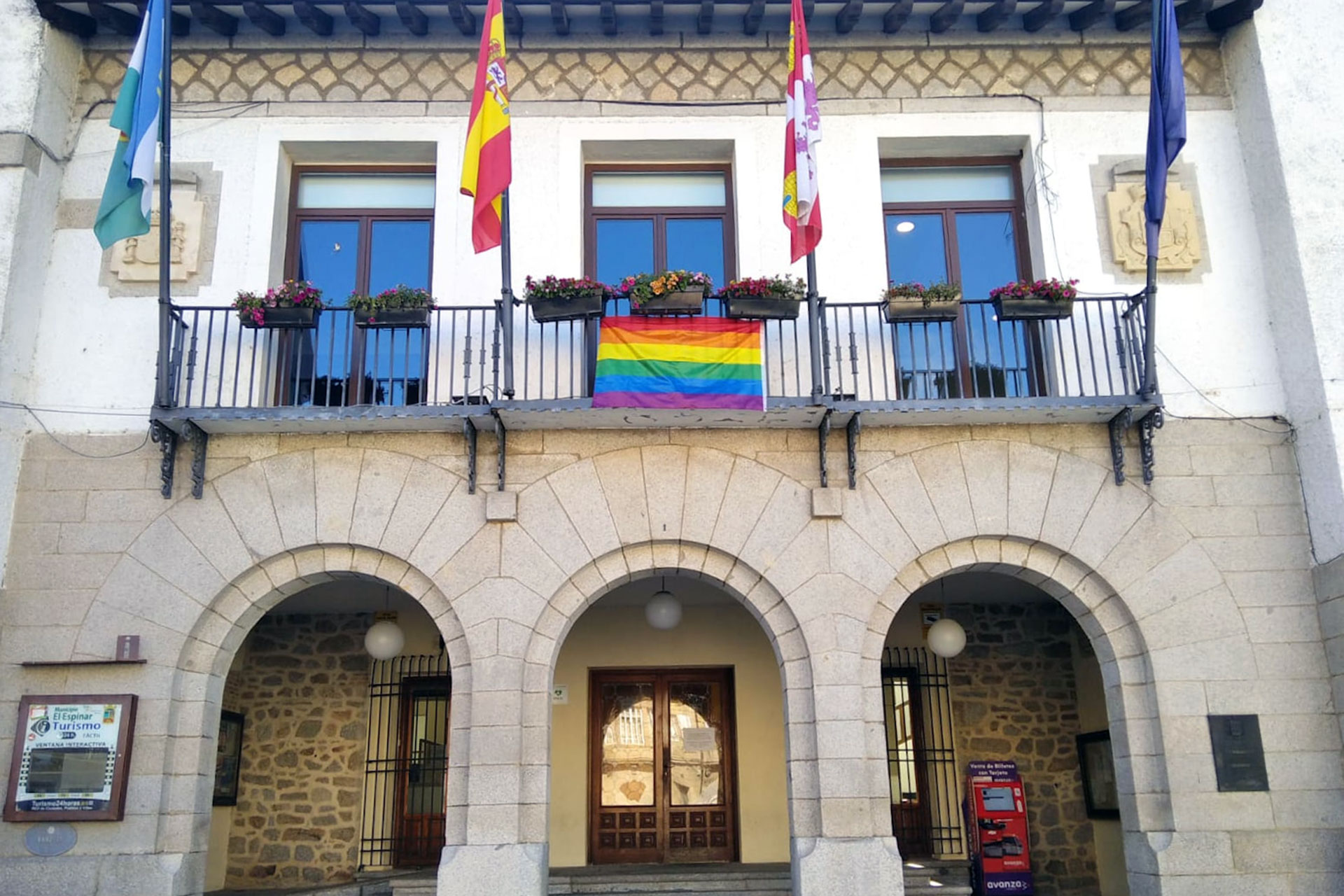 el espinar ayuntamiento bandera lgtbi
