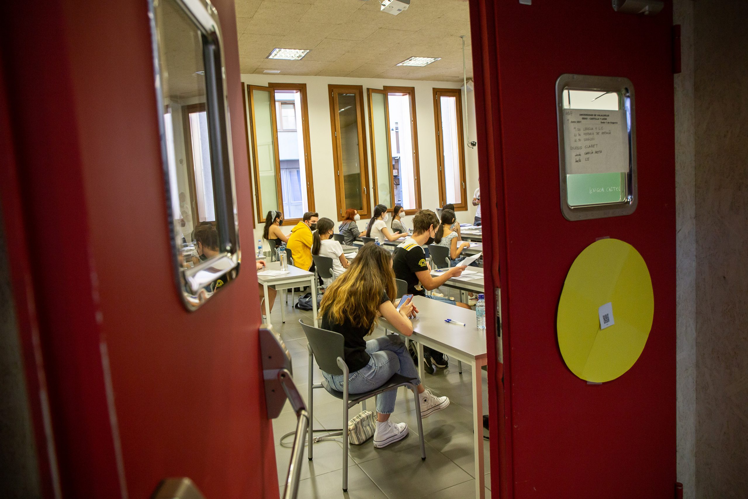 Un grupo de estudiantes realiza un examen de EBAU. /NEREA LLORENTE