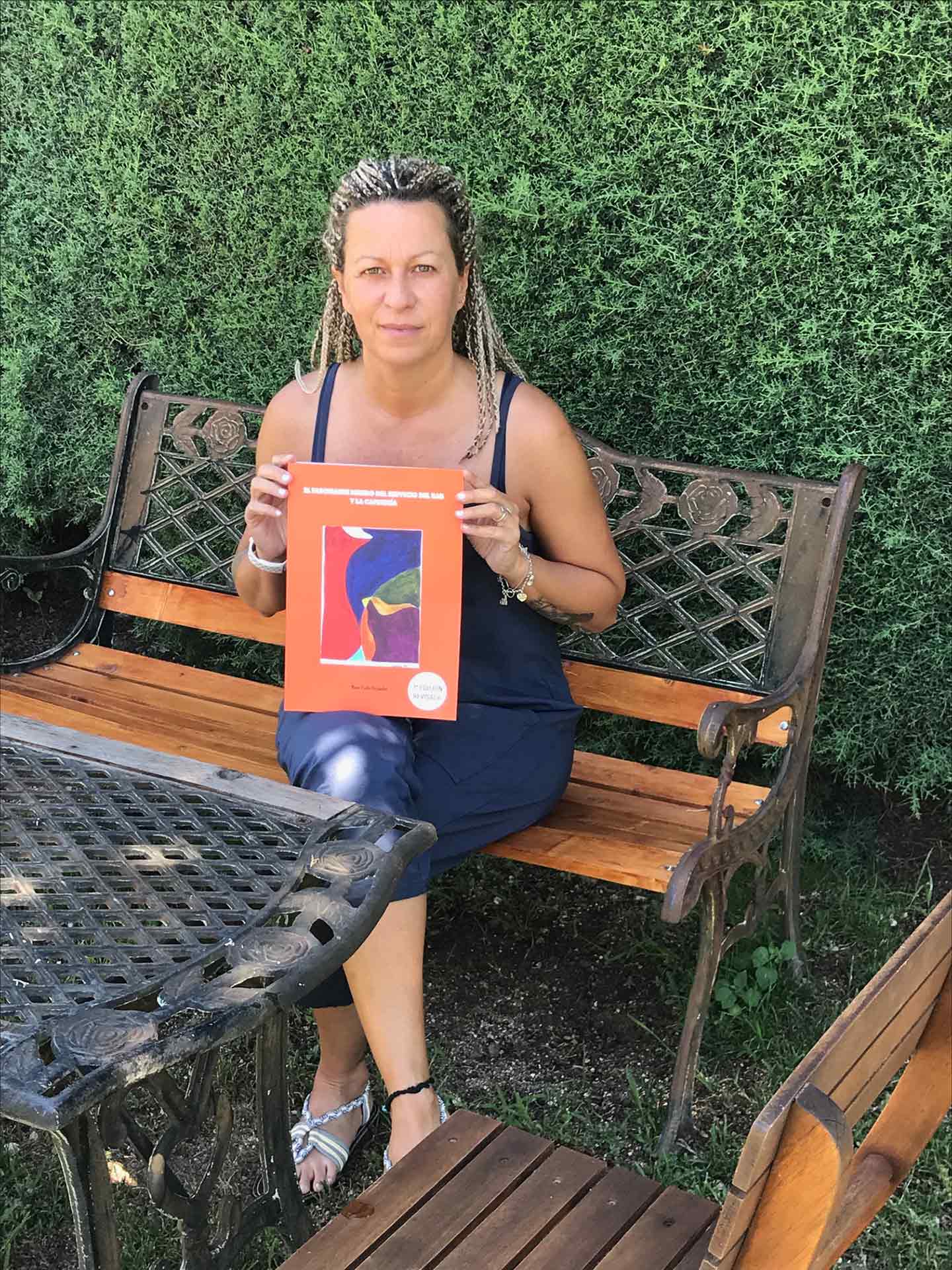 Una hostelera de manual 1 Mayte Prados ha dedicado uno de sus tres manuales al mundo del servicio del bar y la cafetería. / EL ADELANTADO