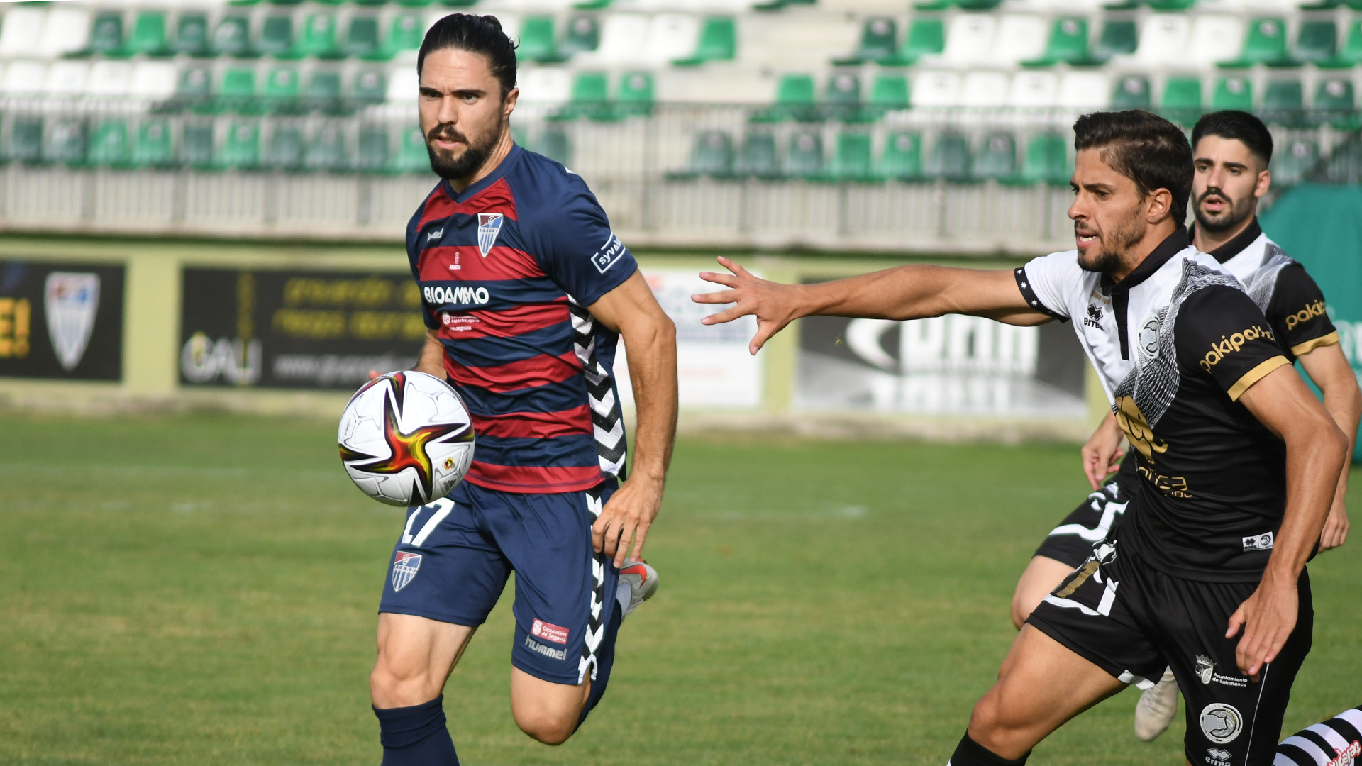 Rubén corre a por el balón perseguido por un jugador del Unionistas durante la primera parte./ JAIME GUERRERO