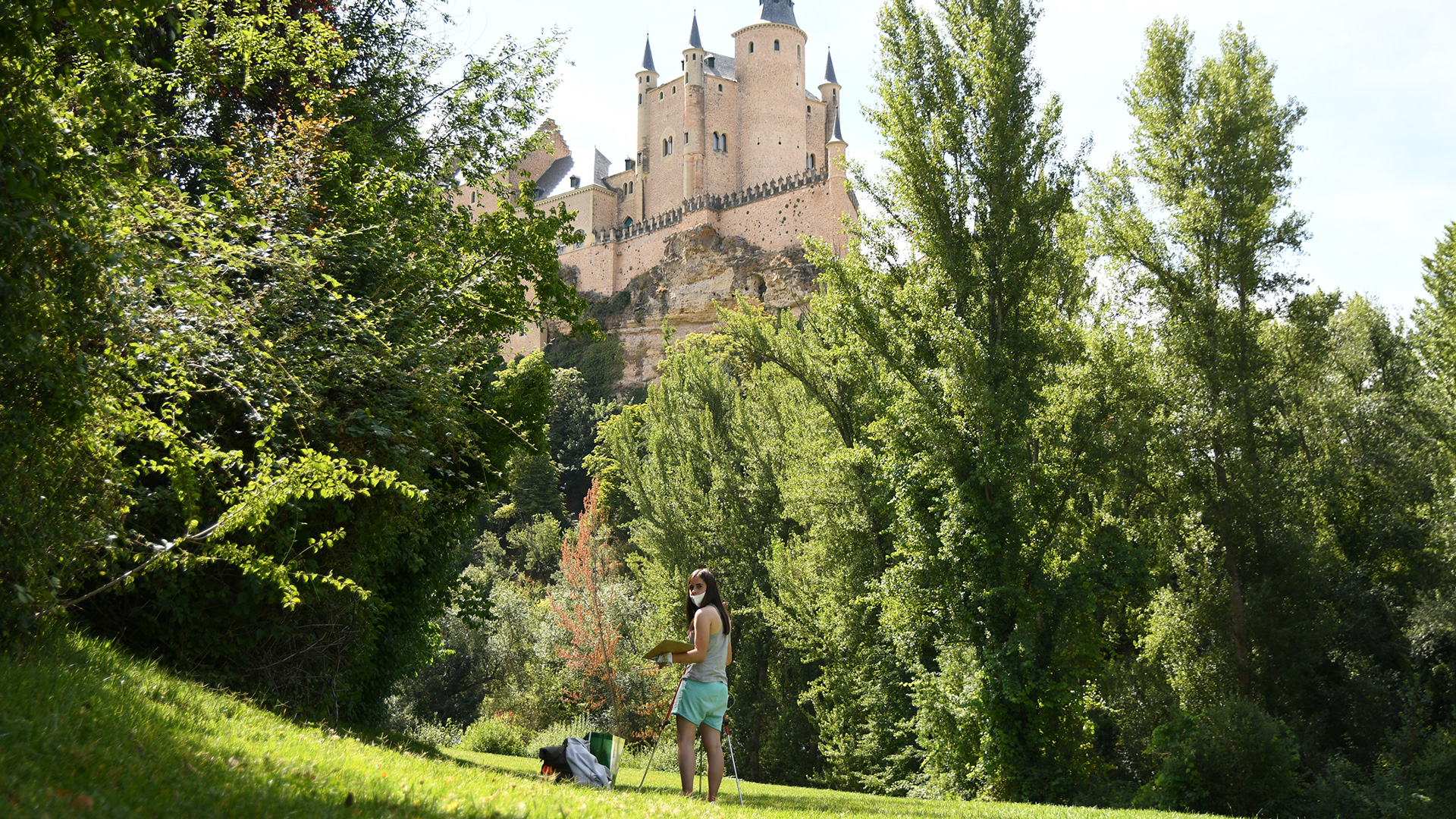 Una de las pintoras trabaja bajo el Alcázar en la Pradera de San Marcos./ JAIME GUERRERO