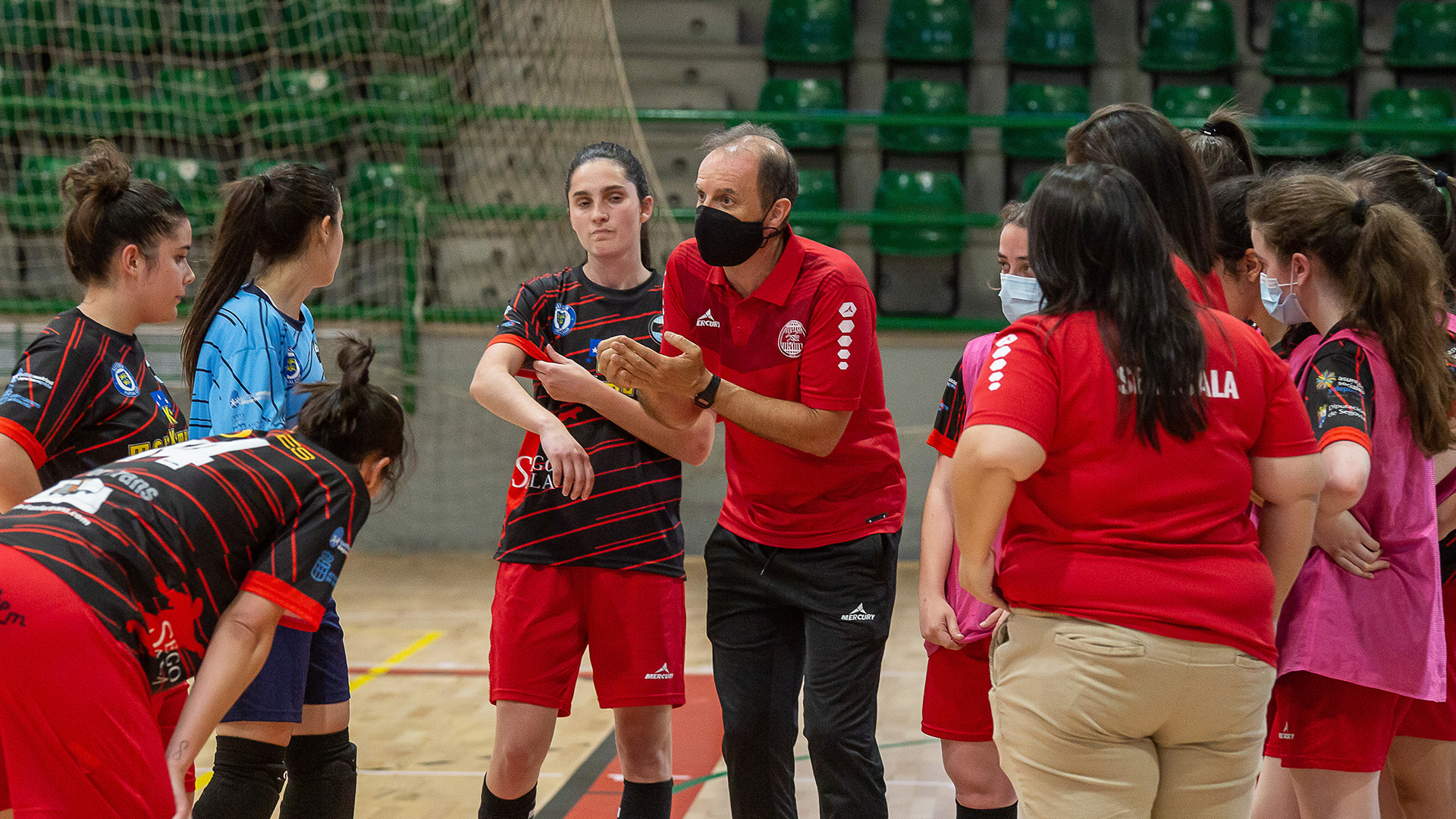 Agustín Pérez da instrucciones a sus jugadoras en un momento del partido ante el Cáceres./ NEREA LLORENTE