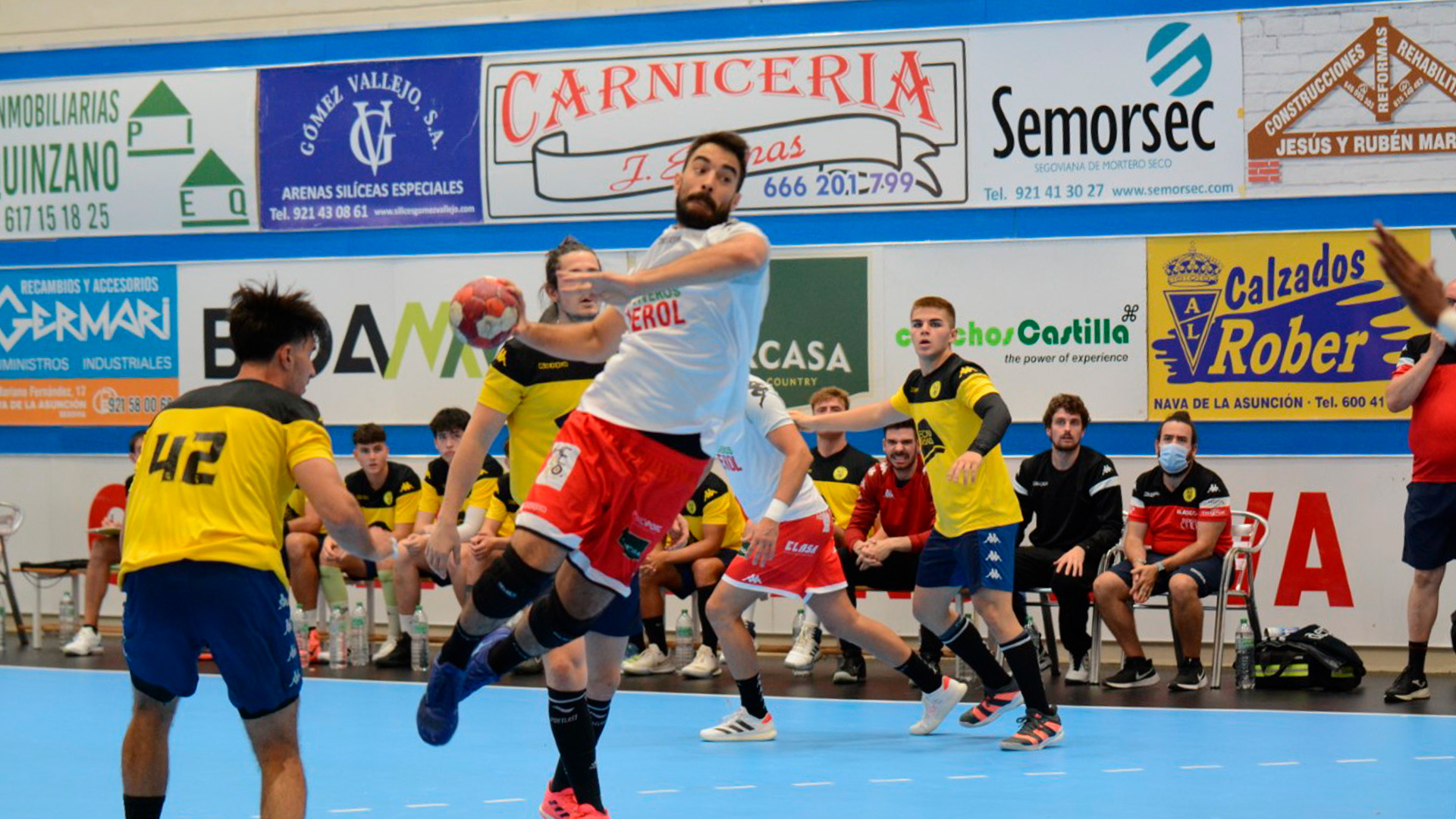 Gonzalo Carró culmina desde los seis metros una acción de ataque del Viveros Herol Nava./ AMADOR MARUGÁN