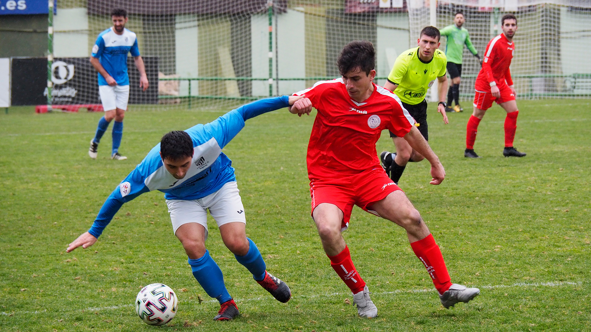 Quino, a punto de perder la verticalidad ante un contrario./ KAMARERO