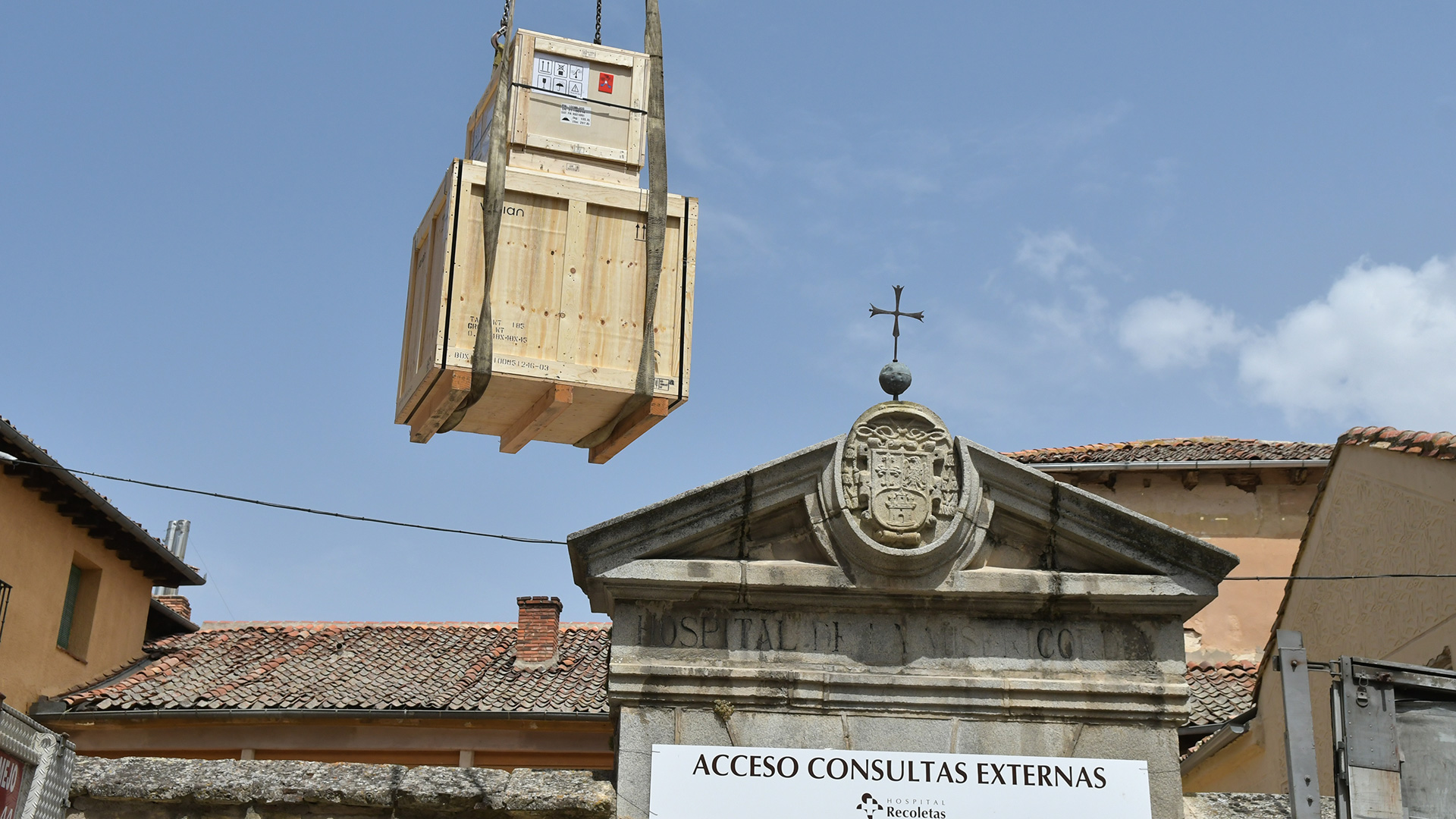 Recepción y descarga del dispositivo de la futura Unidad de Radioterapia del Hospital Recoletas Segovia. / JAIME GUERRERO