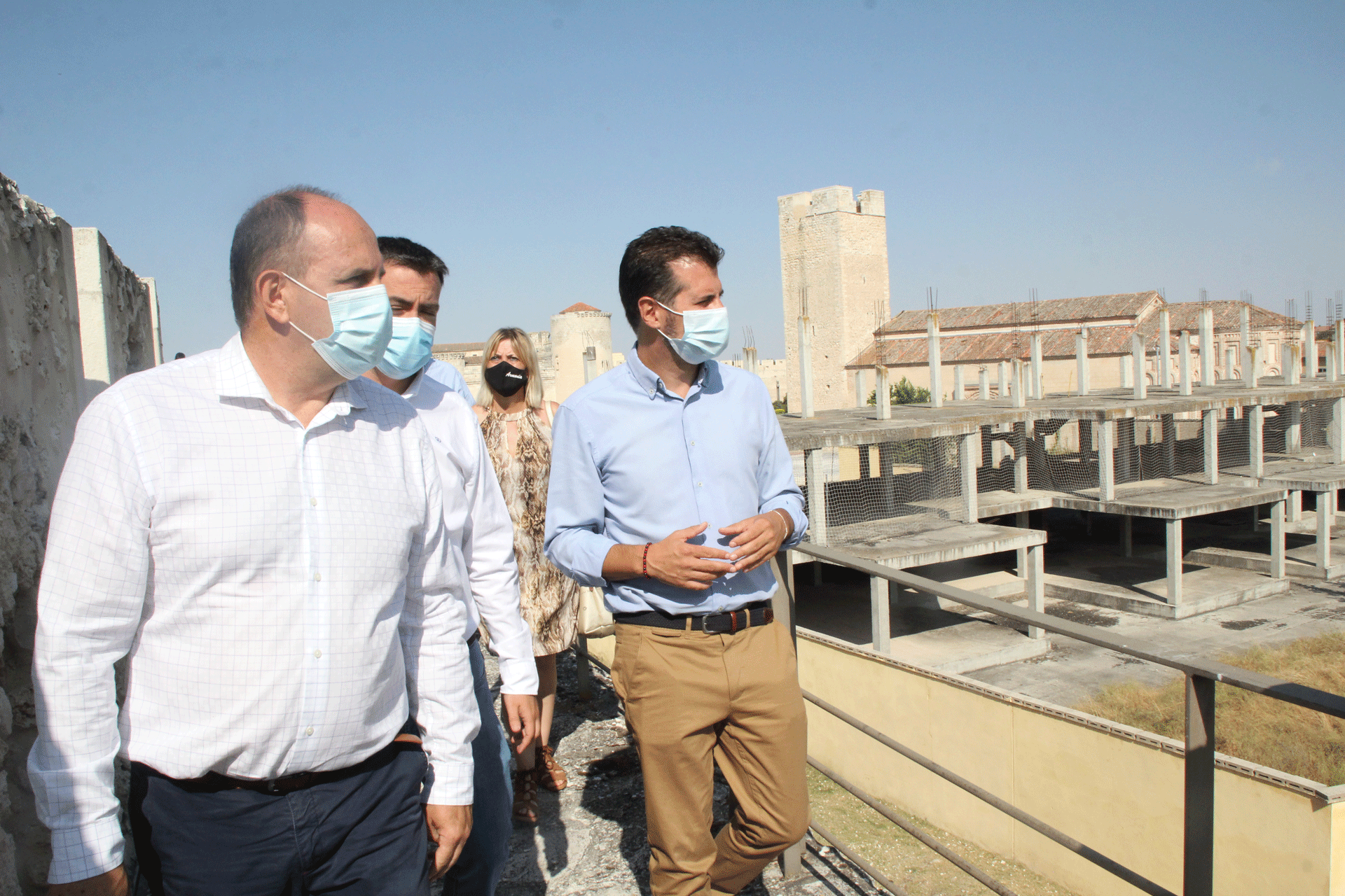 Tudanca, acompañado del alcalde Carlos Fraile y Aceves. / C.N.