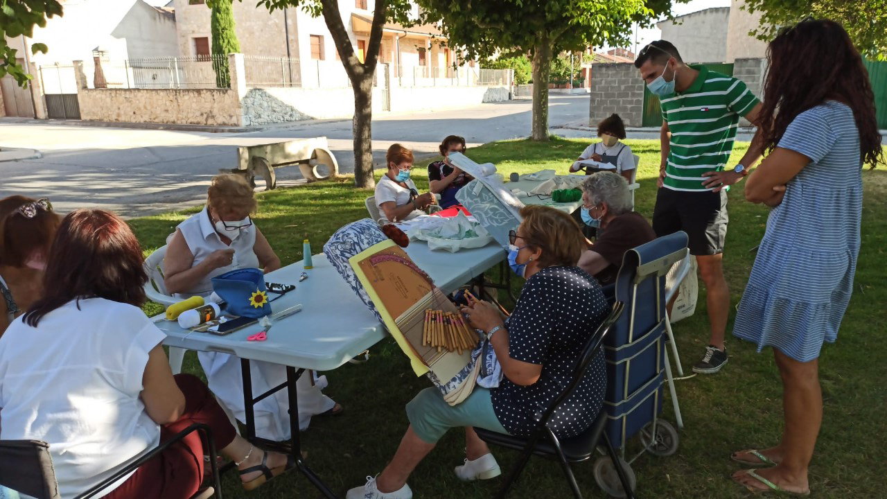 Un grupo de vecinas sacan las labores a la calle en las tardes de los jueves de agosto./ EA