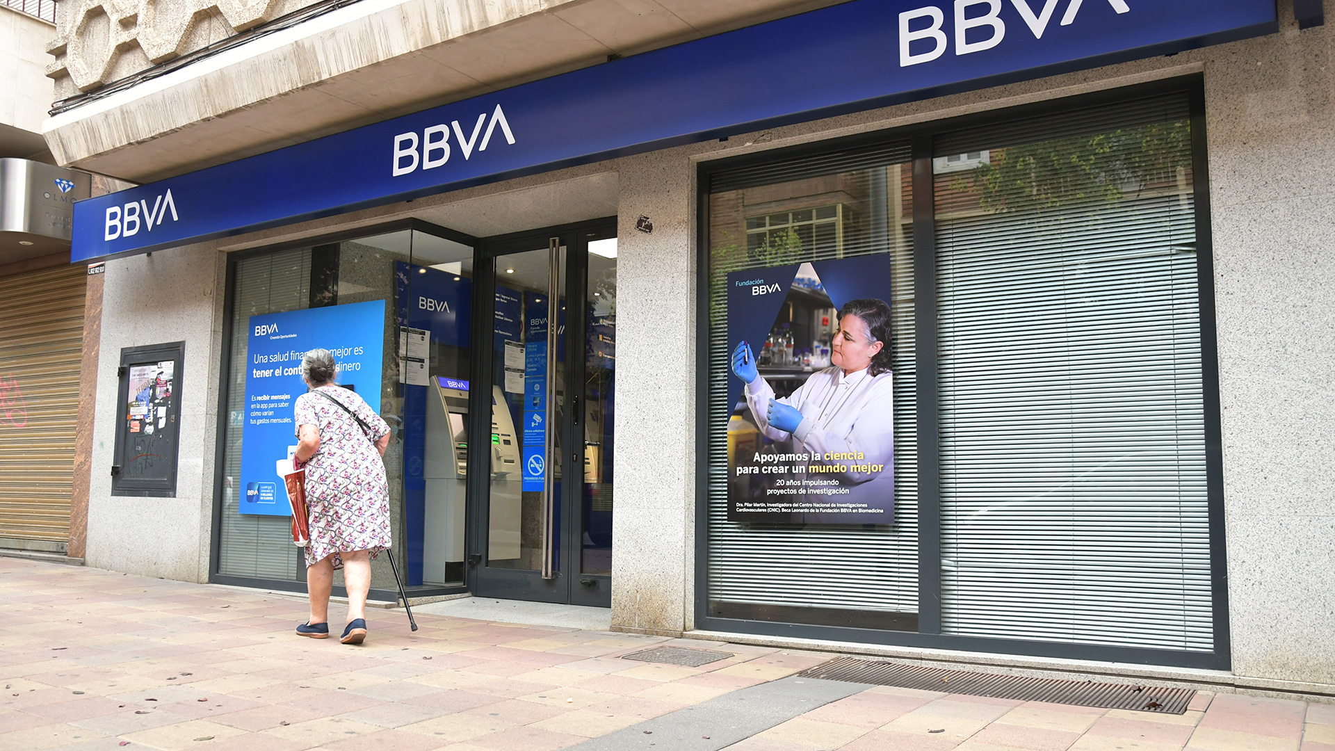 Una mujer pasea junto a una oficina bancaria. / JAIME GUERRERO