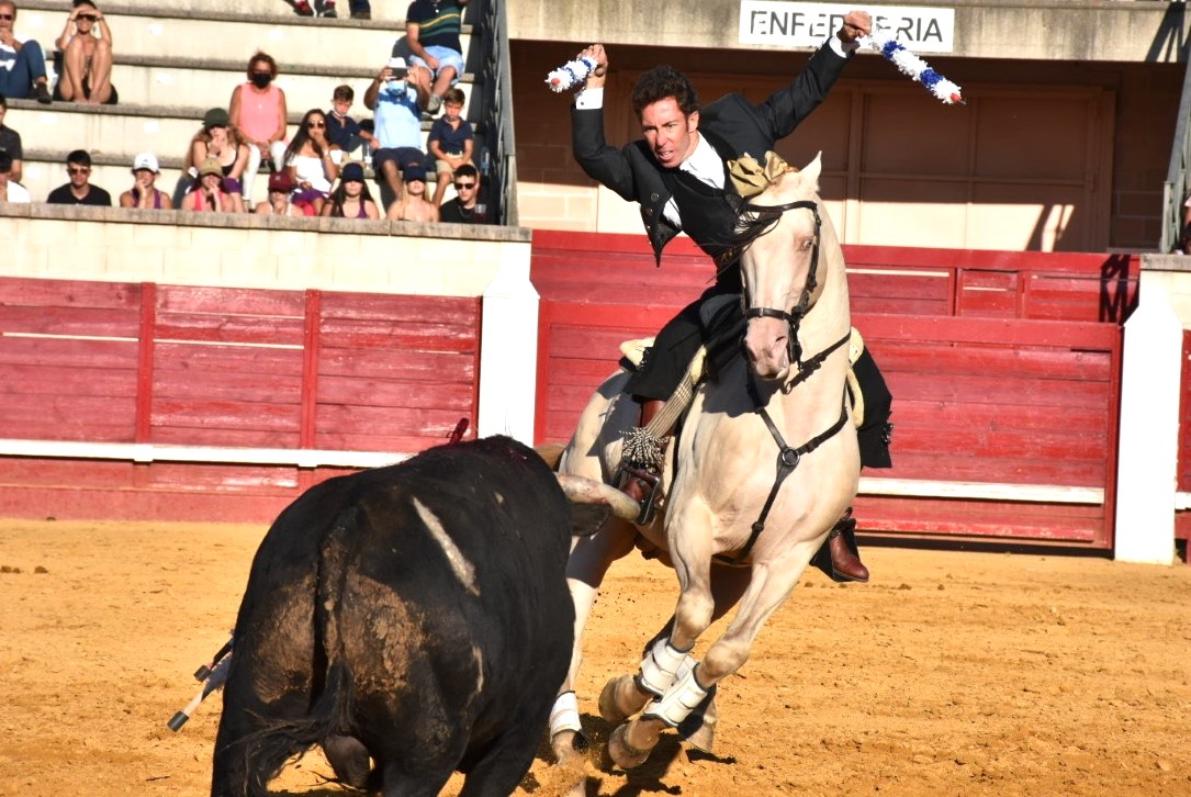 Leonardo Hernández se dispone a clavar un par a dos manos, en el primer toro de su lote. / A.M