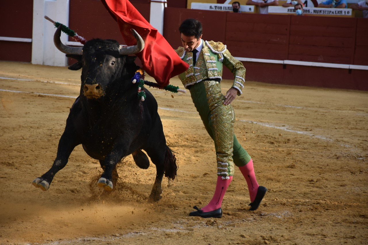 Pase de pecho del diestro Cristian Escribano, con el segundo toro de la tarde de la ganadería de Cebada Gago. / A.M.