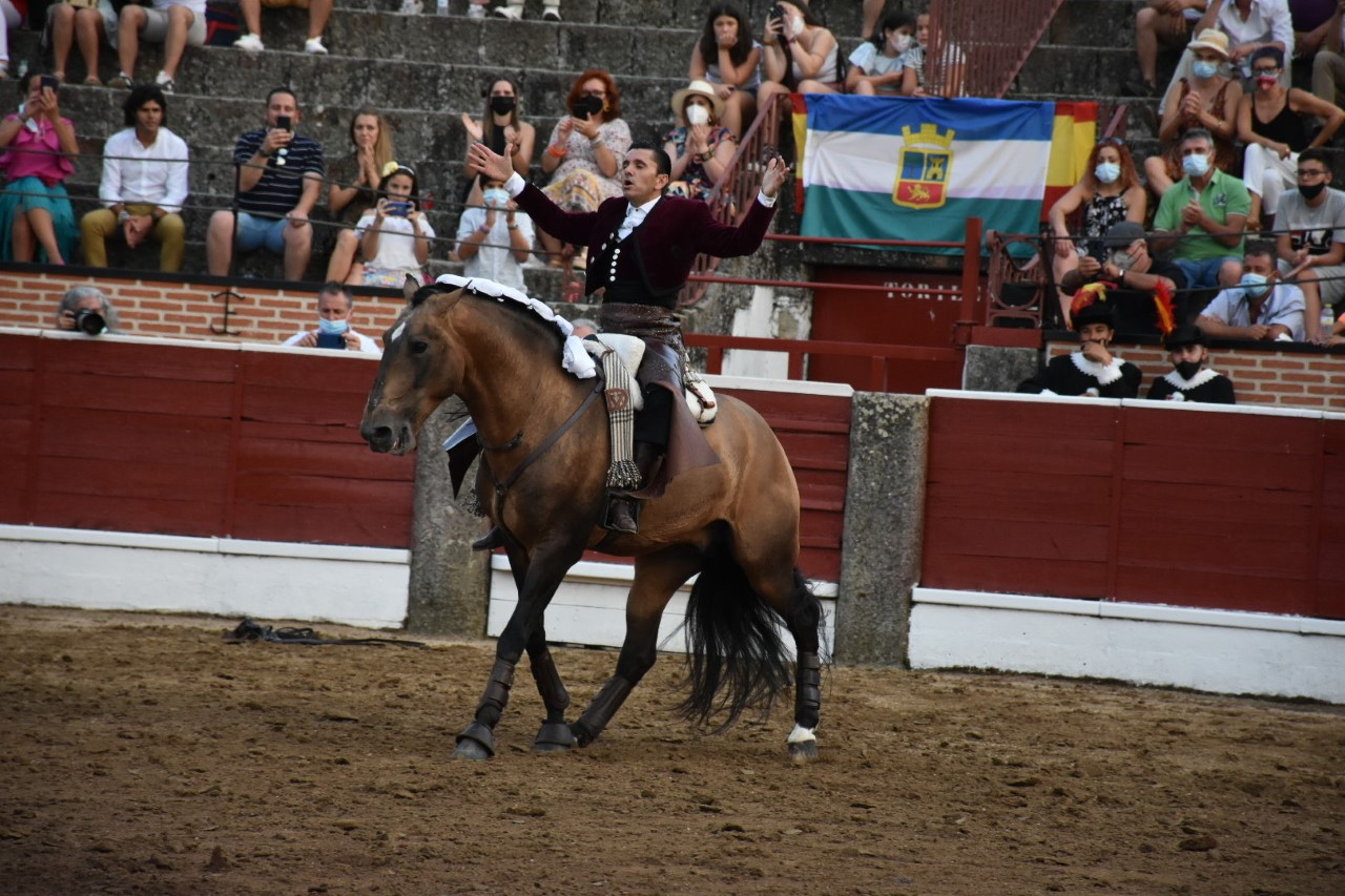 El rejoneador Diego Ventura realiza un desplante con el caballo sin cabezada, en el festejo de El Espinar./ A.M.