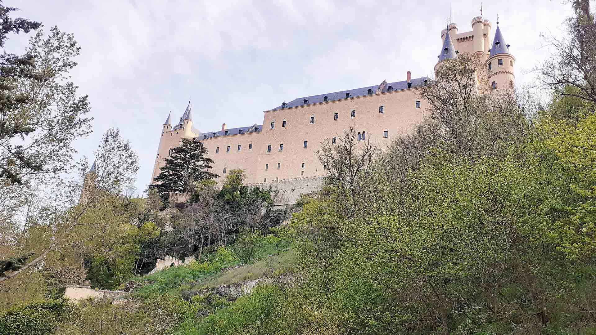 El Alcázar de Segovia visto desde abajo. / J.M.