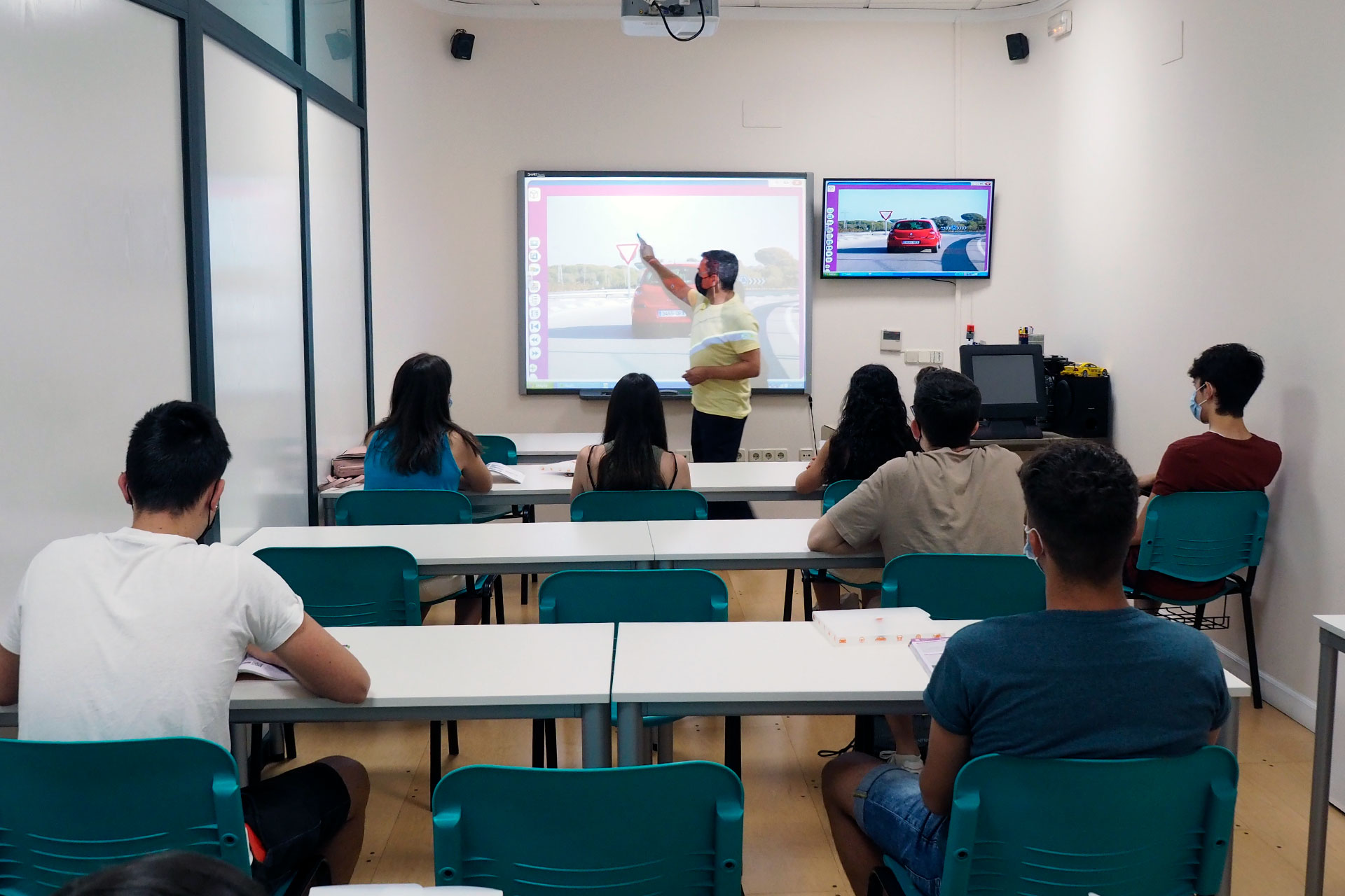 La Jefatura Provincial de Tráfico examina a unos 12 alumnos semanales, que se reparten entre las autoescuelas segovianas. / KAMARERO