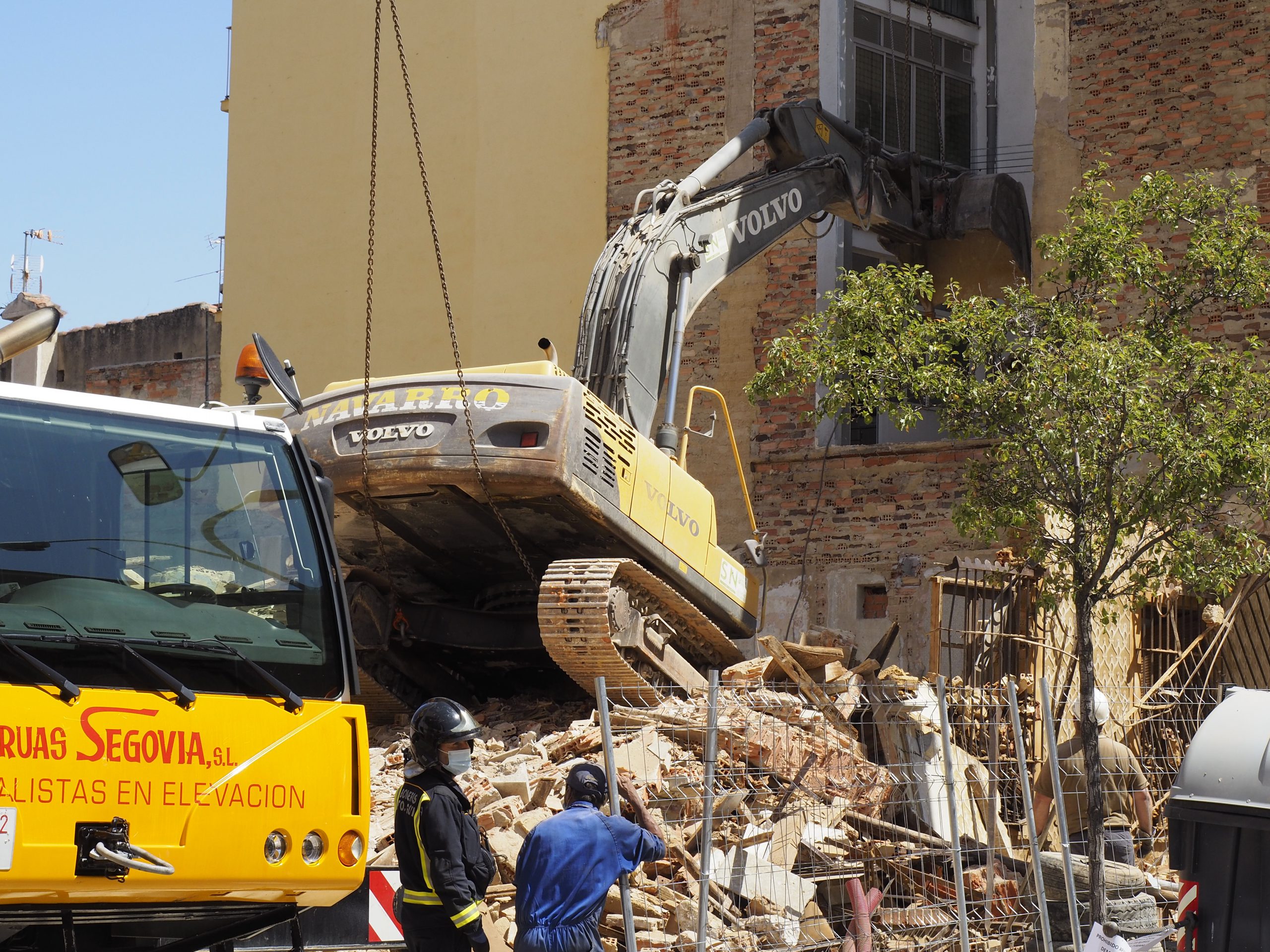 Estado del edificio del Paseo Ezequiel González tras empotrarse una excavadora. / KAMARERO