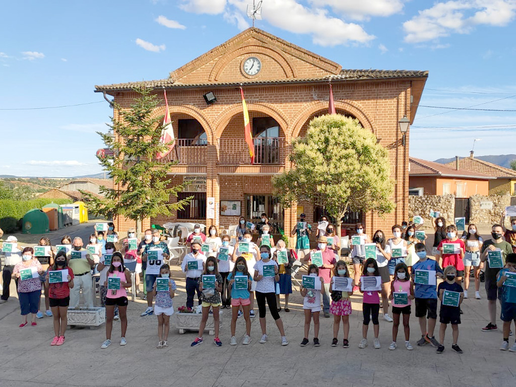 Concentracion contra la reordanacion sanitaria en el medio rural de los vecinos de Ribota