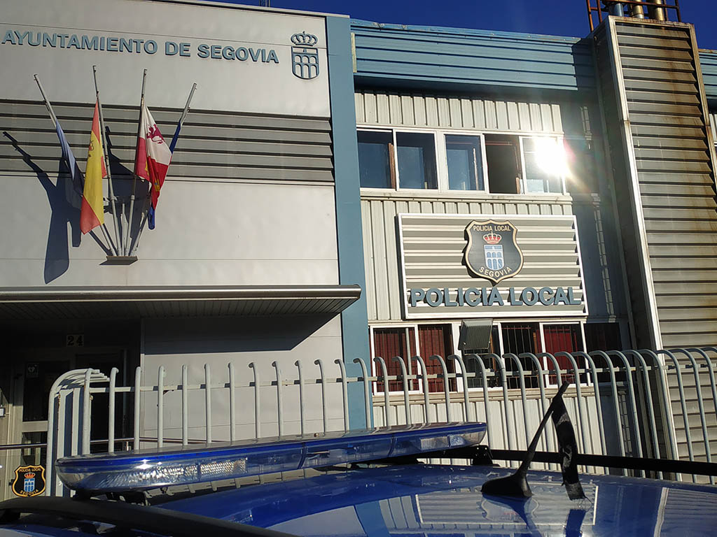 Crepon negro en coches Policia Local