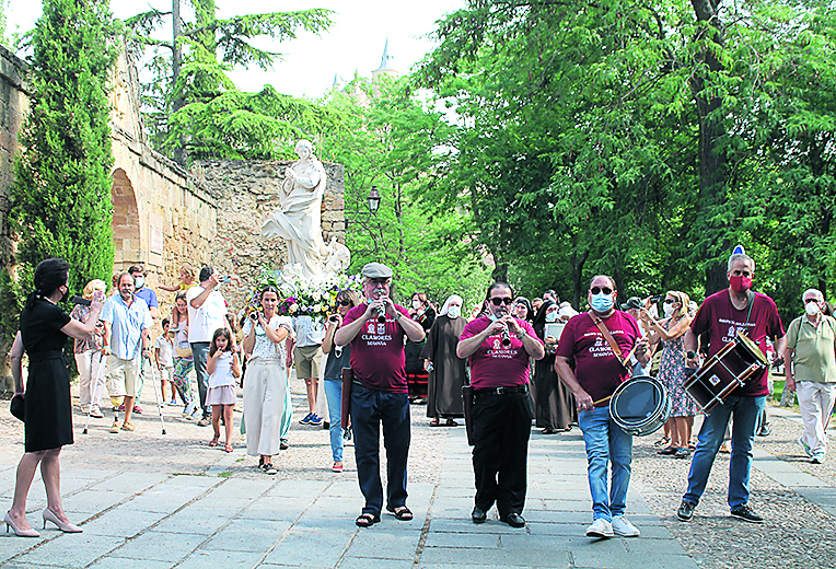 El publico acompano a la virgen en su llegada a la capital El publico acompano a la virgen en su llegada a la capital