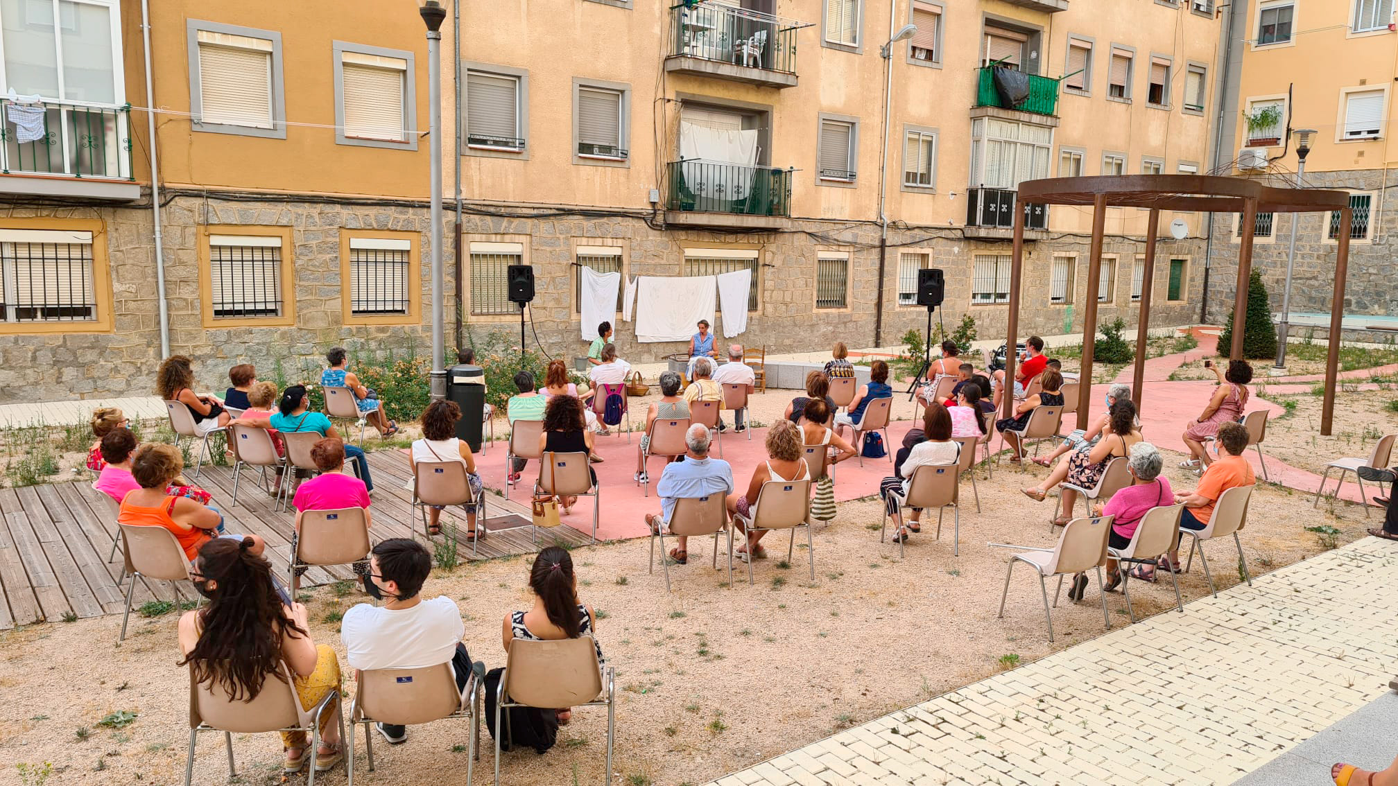 El patio de la zona superior de la calle de París, en el barrio de San José, fue escenario del estreno de ‘En la punta de la lengua’. / José Manuel Prieto