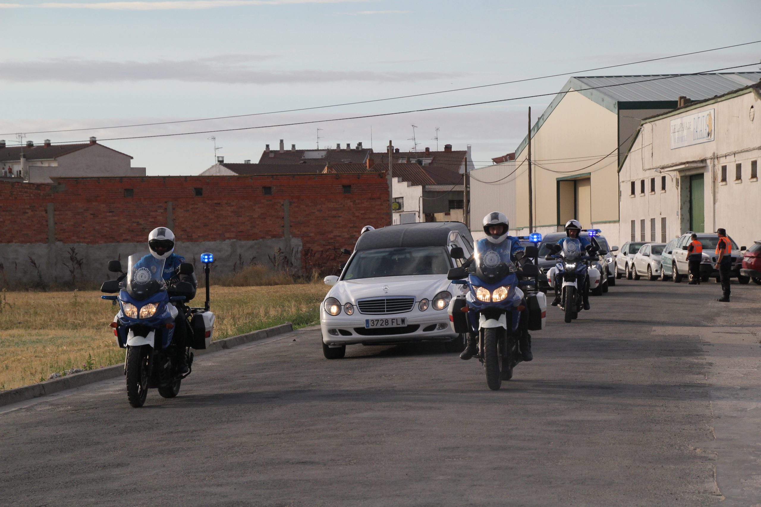 Comitiva acompañando al coche fúnebre.