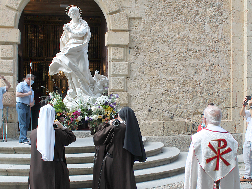 Las Carmelitas Samaritanas introdujeron en el templo la imagen