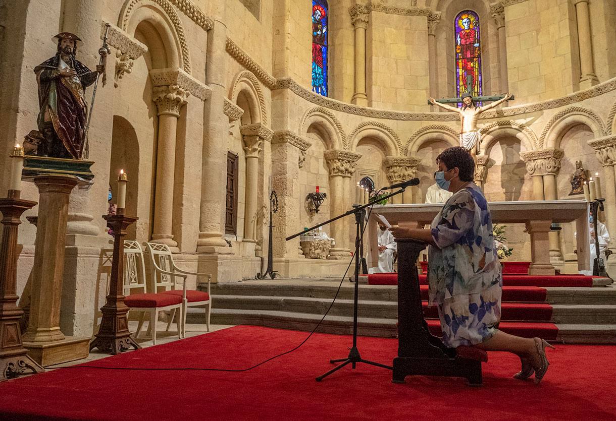 La alcaldesa de Segovia Clara Luquero dice postrada el Voto de San Roque. / Kamarero