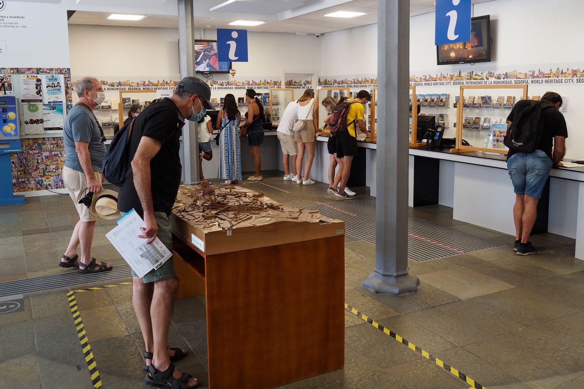 El turismo repunta y ya alcanza cifras próximas a las de 2019 1 Durante el verano, el turismo nacional ha sido mayoritario en la ciudad, a la que también llegan visitantes latinoamericanos, en especial mejicanos, y franceses. / KAMARERO