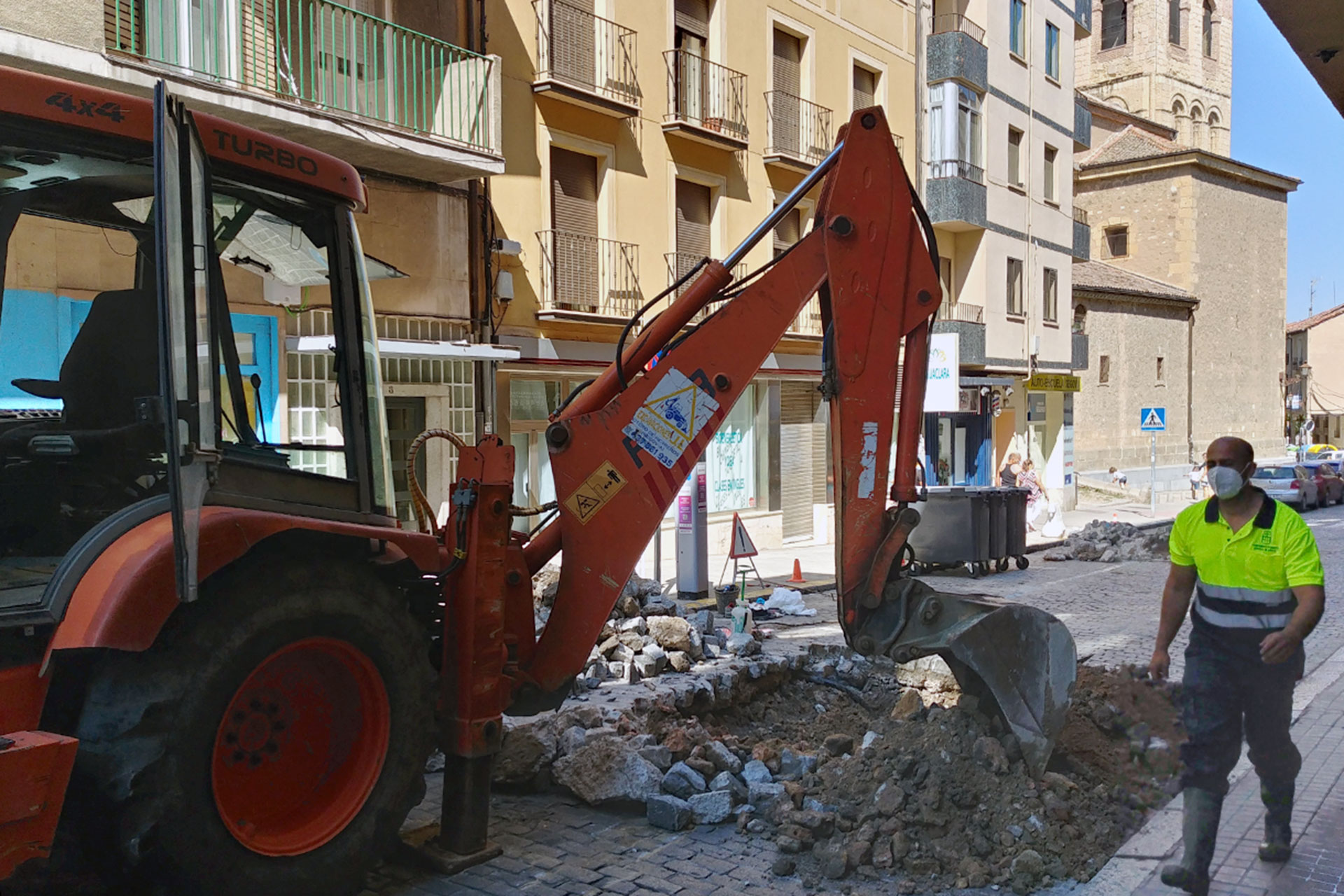 Una excavadora trabaja en la calle de Blanca de Silos tras la avería registrada el pasado mes de agosto. / E. A.