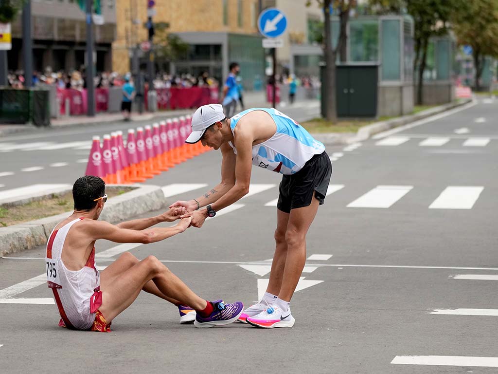 caida de javi guerra maraton de sapporo olimpiadas