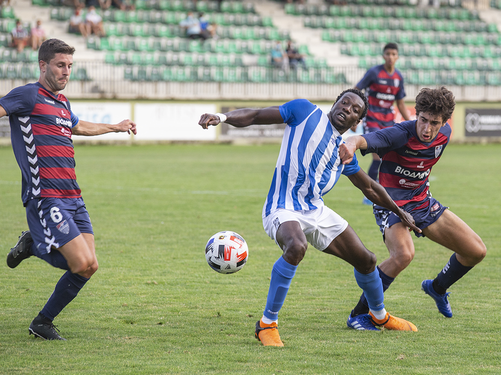 Manu se dispone a despejar el balón tras la pugna entre Almendáriz y el delantero del Talavera./ NEREA LLORENTE