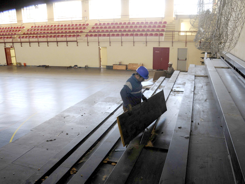 Operarios retirando las antiguas gradas supletorias del pabellón Teodosio en junio del año 2009./ J.M.