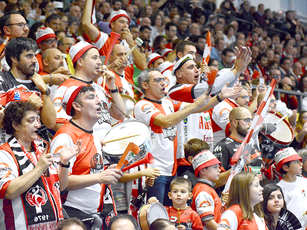 El frente más activo 1 Aficionados del Frente Navaverde animando al Viveros Herol Nava en un partido./ AMADOR MARUGÁN