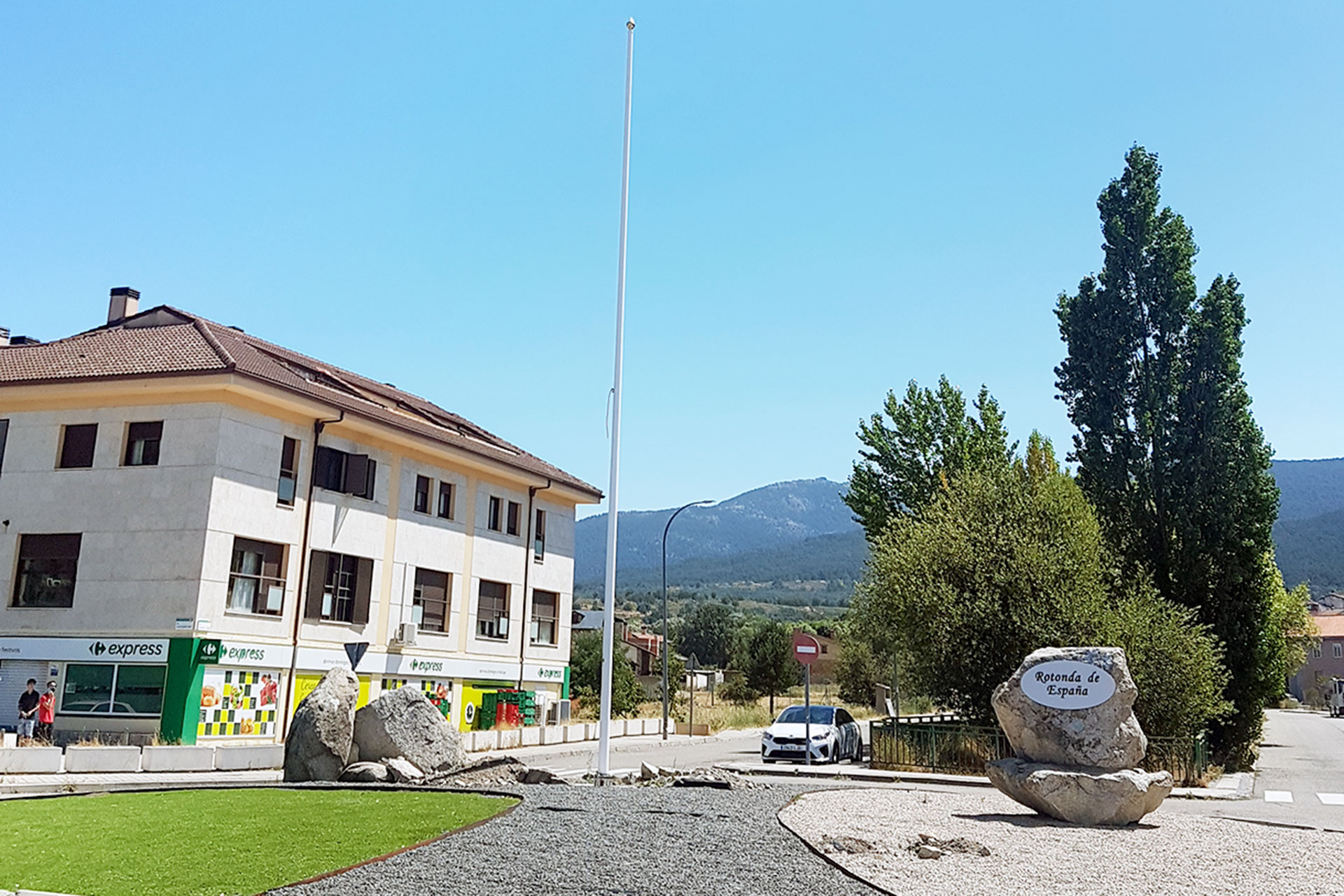 el espinar rotonda espana robo bandera