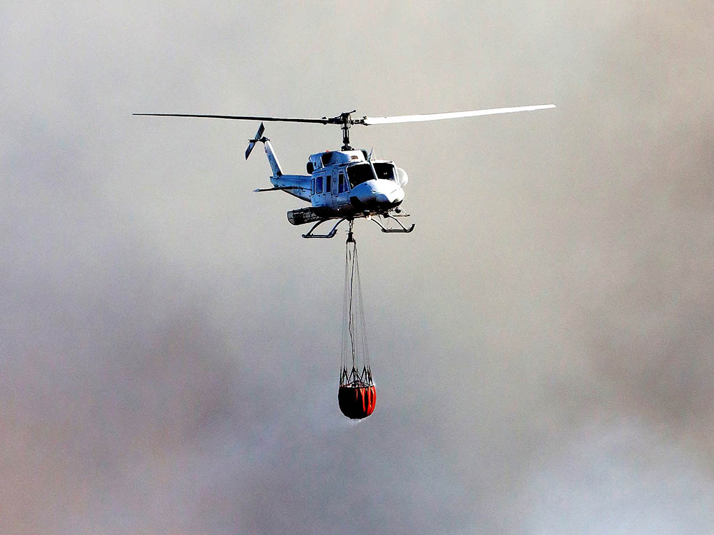 Caixabank habilita 25 millones de euros para los afectados de Navalacruz 1 helicoptero incendio