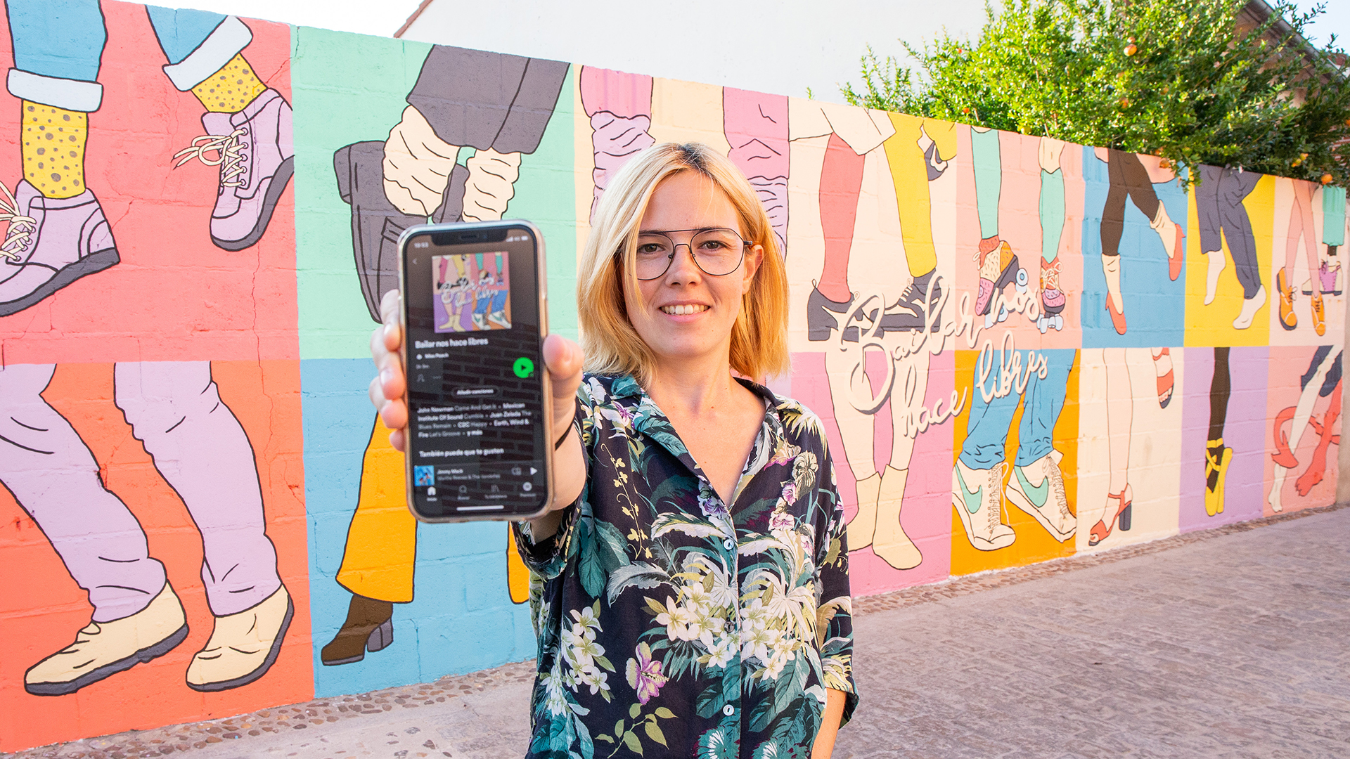 La artista caucense, Andrea Calvo, ha creado una playlist colaborativa en Spotify para su nuevo mural a la que se accede mediante código Qr. / Nerea Llorente