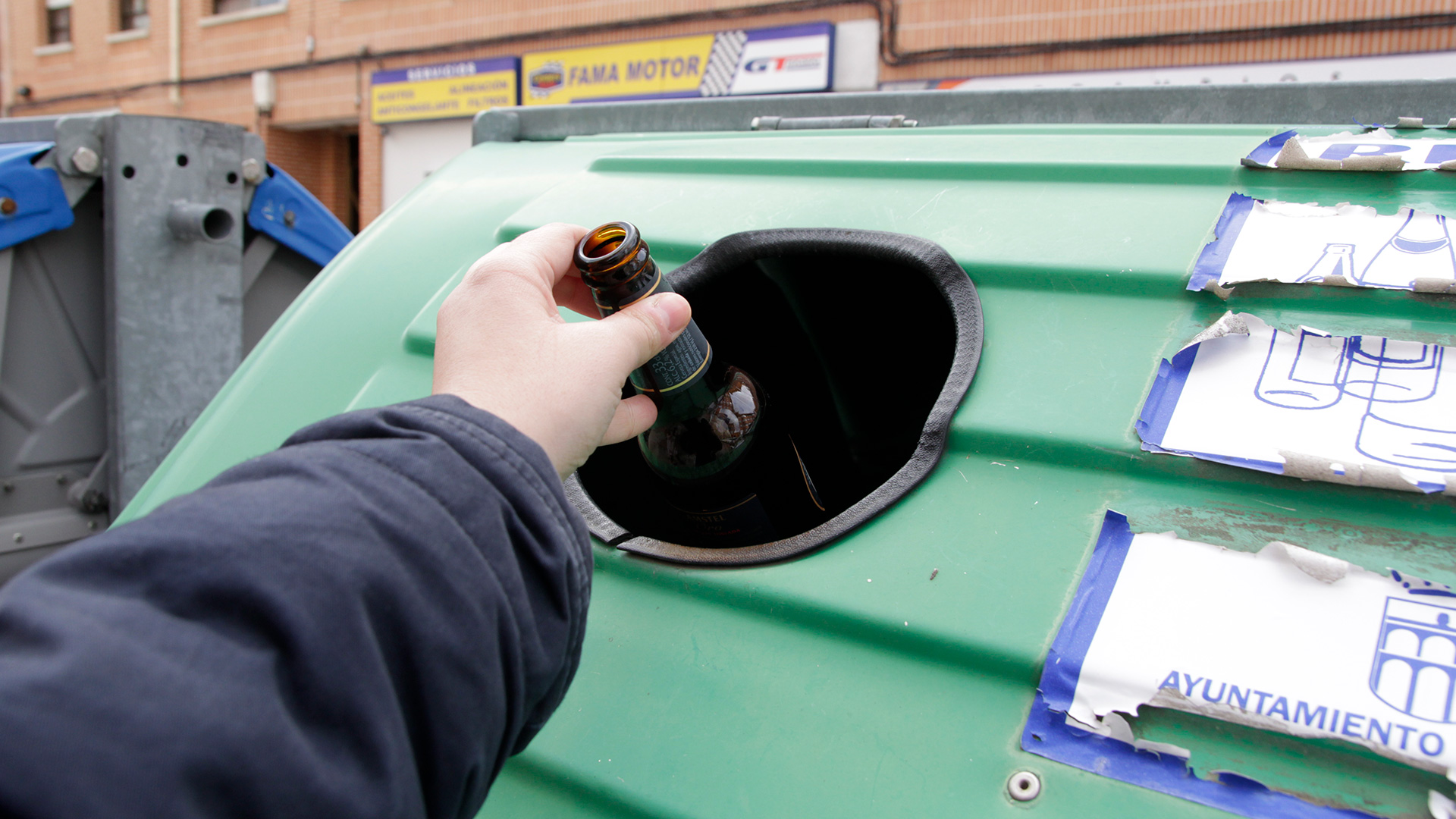 Los contenedores verdes son los usados para el reciclaje de vidrio.