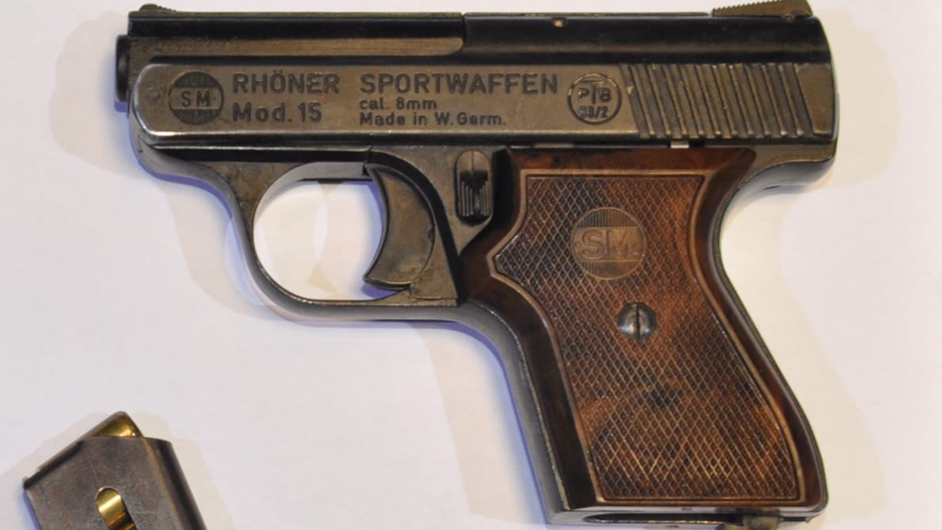 La pistola que los presuntos atracadores usaron en el robo./ ICAL