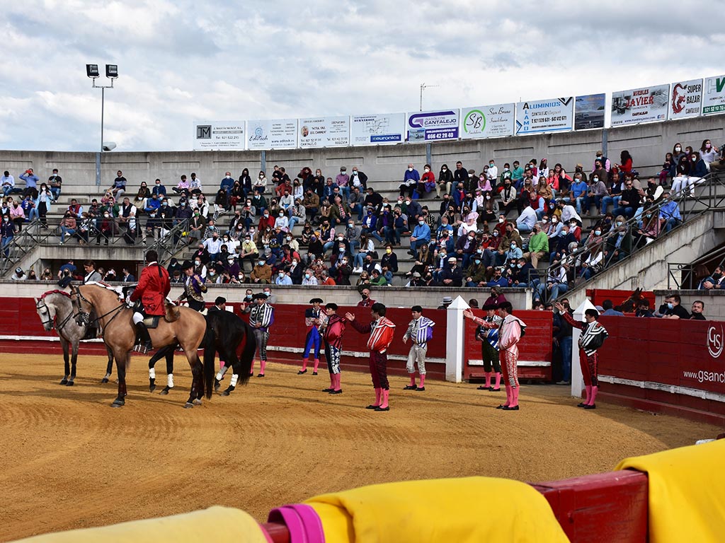 plaza toros cantalejo paseillo