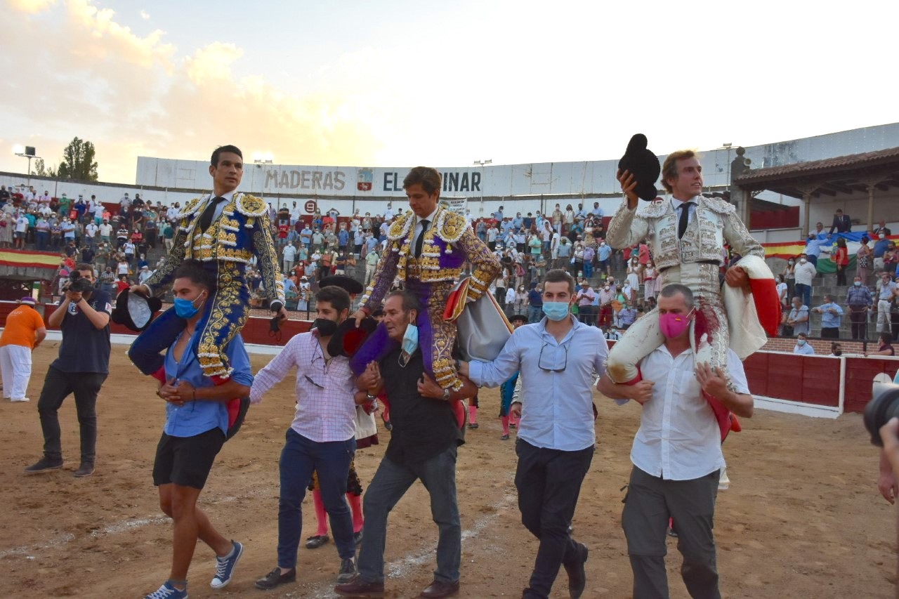 Manzanares, El Juli y Román salen por la puerta grande. / A.M.