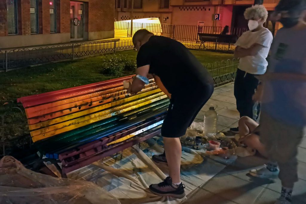 san lorenzo asociacion la parrilla pintura bancos LGTBI 02