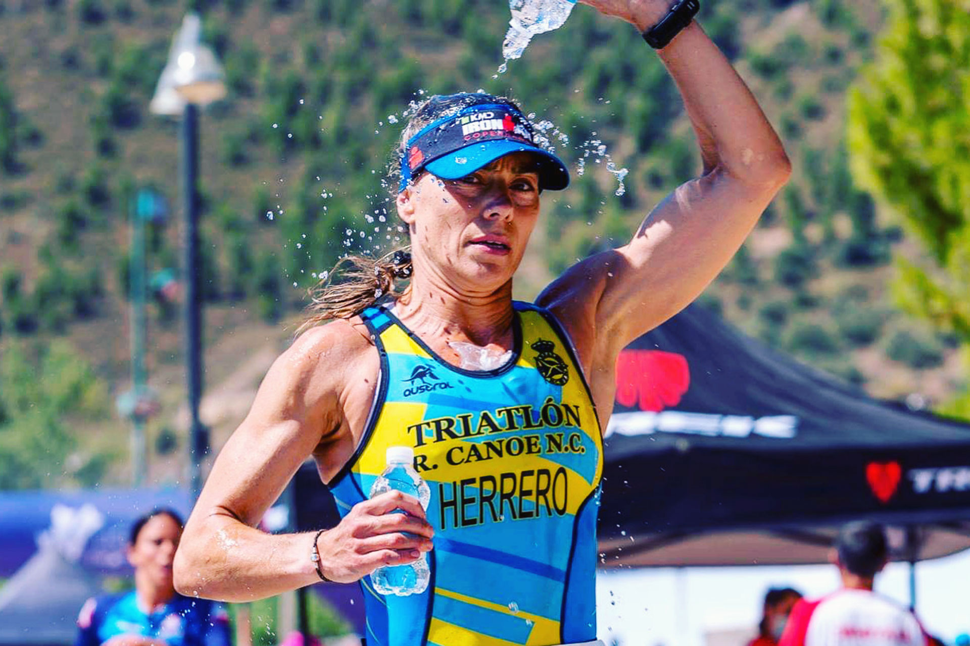 Helena Herrero durante el segmento de carrera a pie en una prueba de triatlón. / EL ADELANTADO