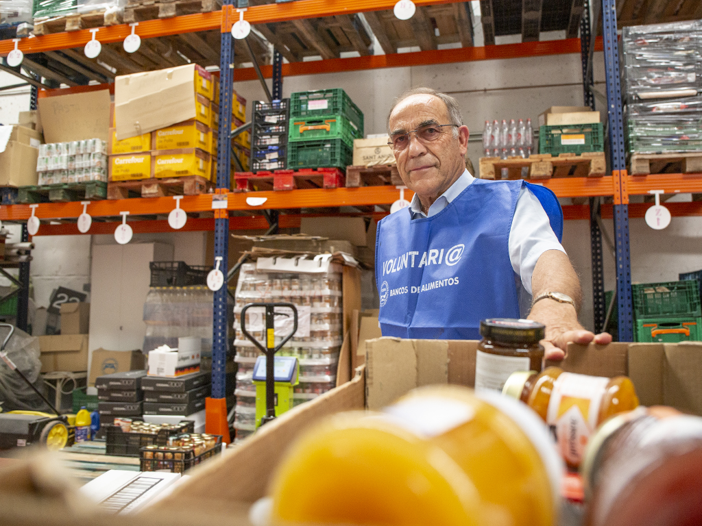 Hace más de 20 años que Sanz empezó a recoger alimentos para entregarlos al Banco de Madrid. / NEREA LLORENTE