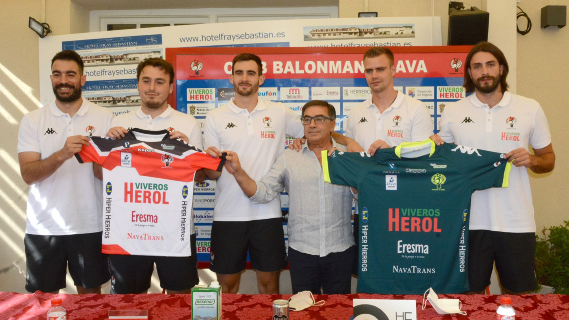 El presidente del Balonmano Nava, junto a los cinco fichajes del equipo para la temporada 21/22./ AMADOR MARUGÁN