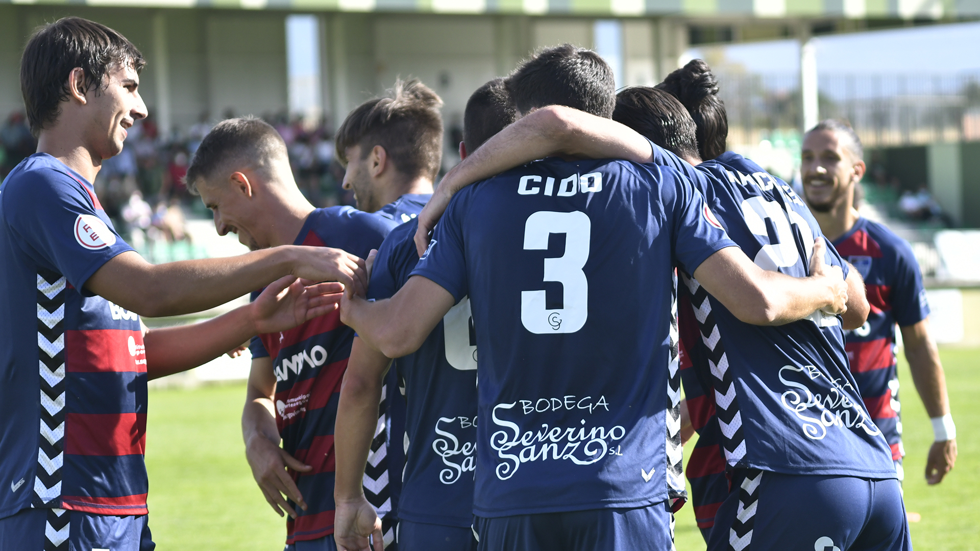 Los jugadores de la Segoviana retornan a su campo tras celebrar uno de los goles al Navalcarnero./ JAIME GUERRERO