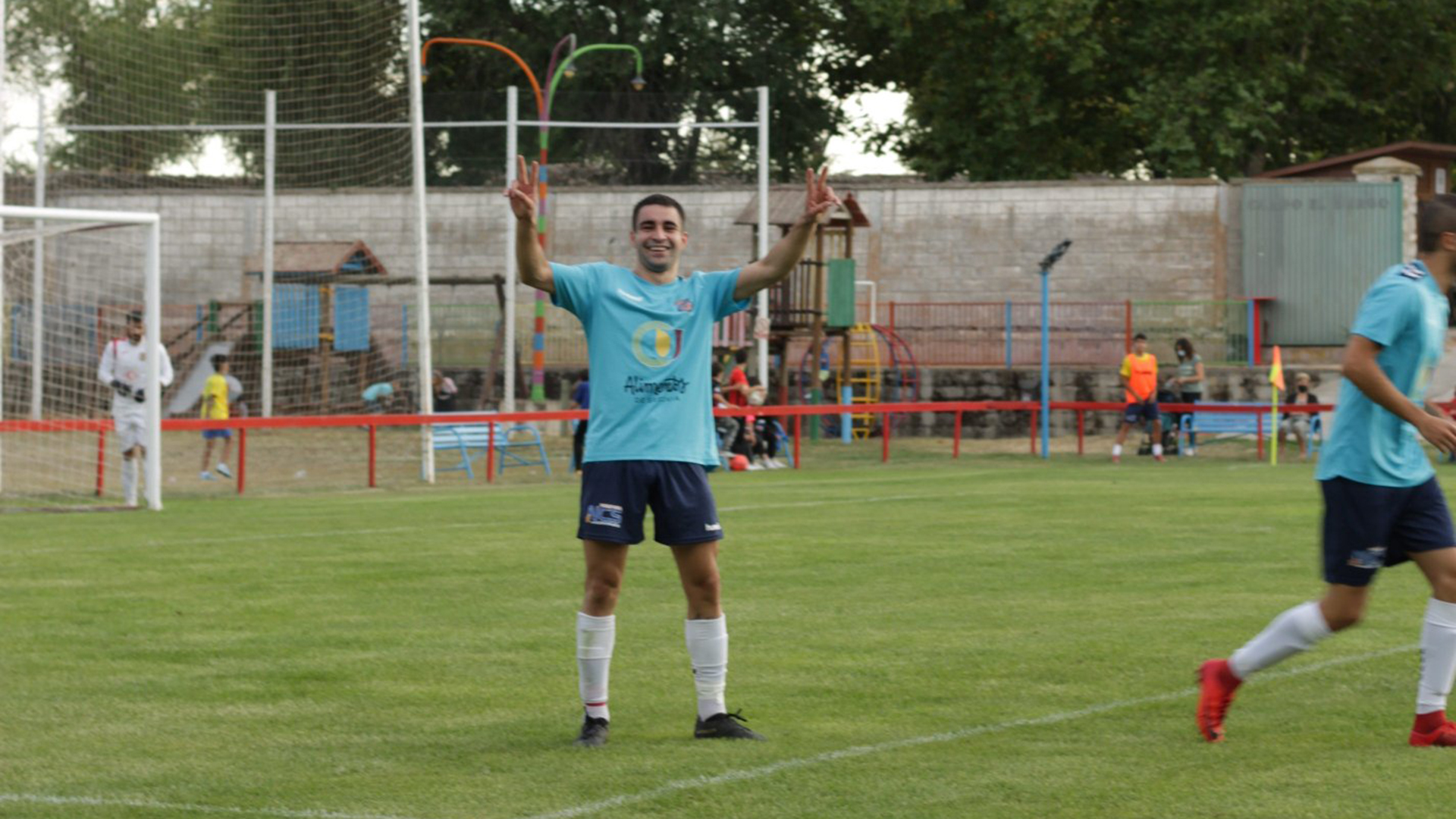 Jorge Hernando celebra el segundo gol conseguido por el Turégano ante el Tardelcuende./ TURÉGANO CF