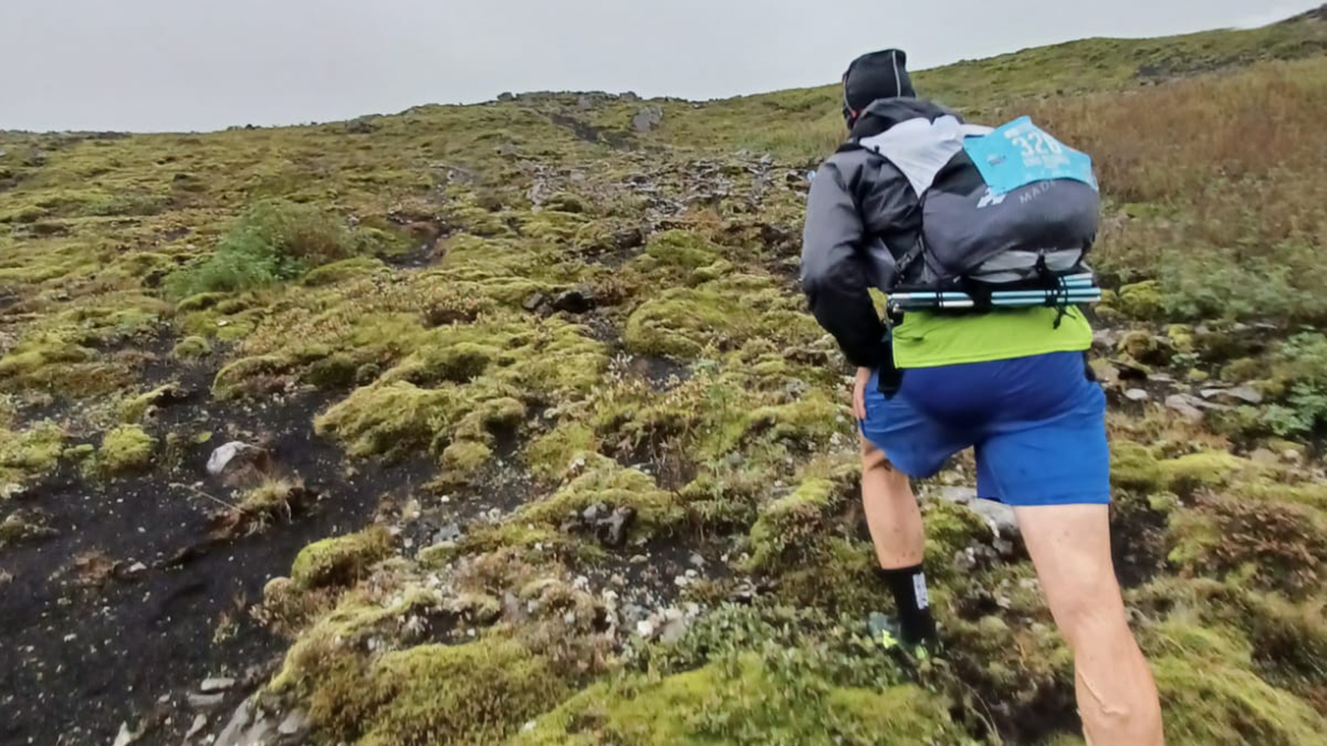 Luis Alonso, en plena subida./ E.A.