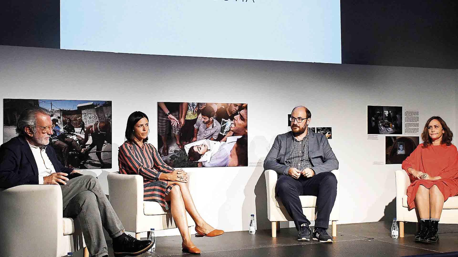 Verificadores de información de medios de comunicación durante su encuentro en el Hay Festival. / EFE